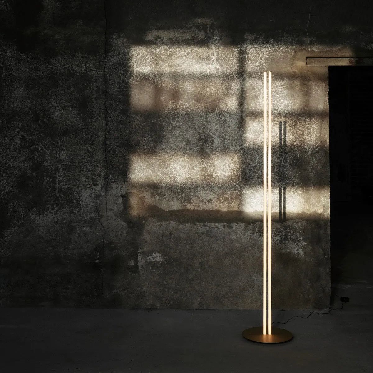 Flos - Coordinates Floor Lamp - F1801033 | Montreal Lighting & Hardware