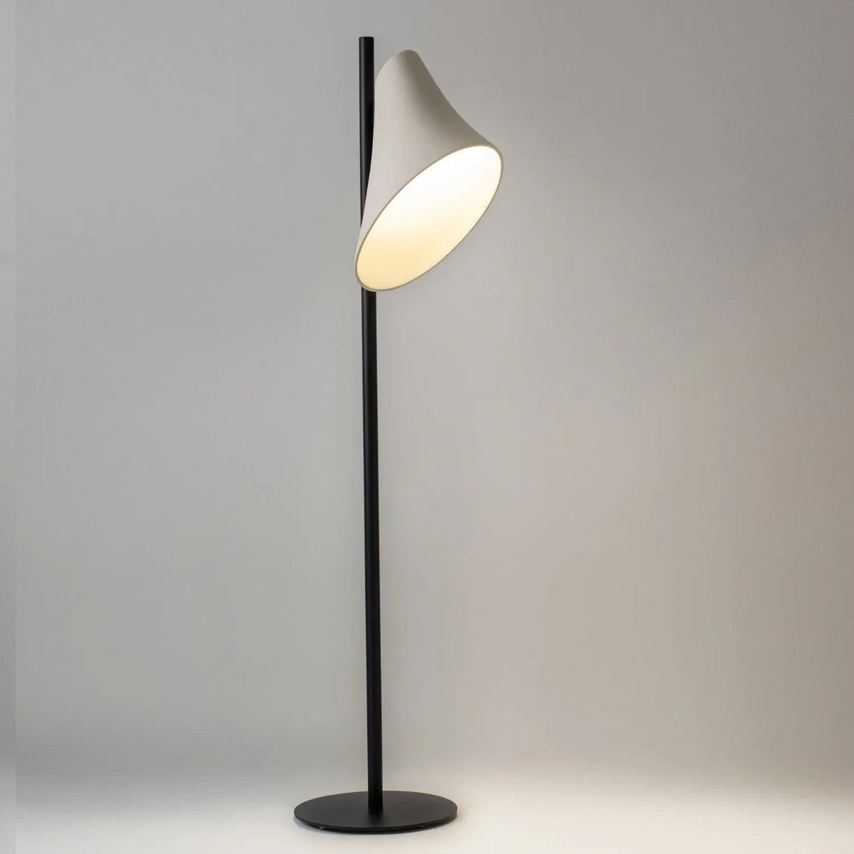 Geo Contemporary - Veneza Floor Lamp - LC 842 | Montreal Lighting & Hardware