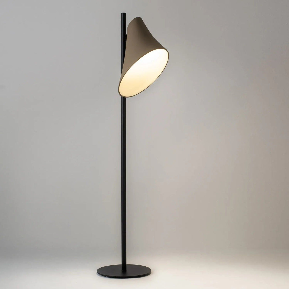 Geo Contemporary - Veneza Floor Lamp - LC843 | Montreal Lighting & Hardware