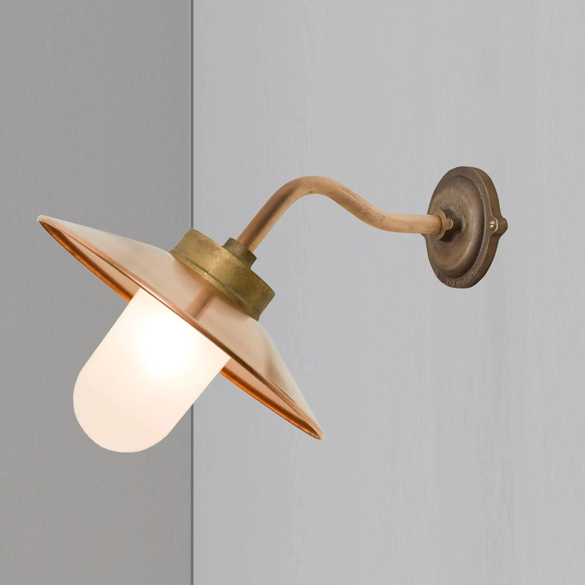 Davey Lighting - Exterior Bracket Light, Canted, Round 7680 - US-DP7680/GM/FR/C | Montreal Lighting & Hardware