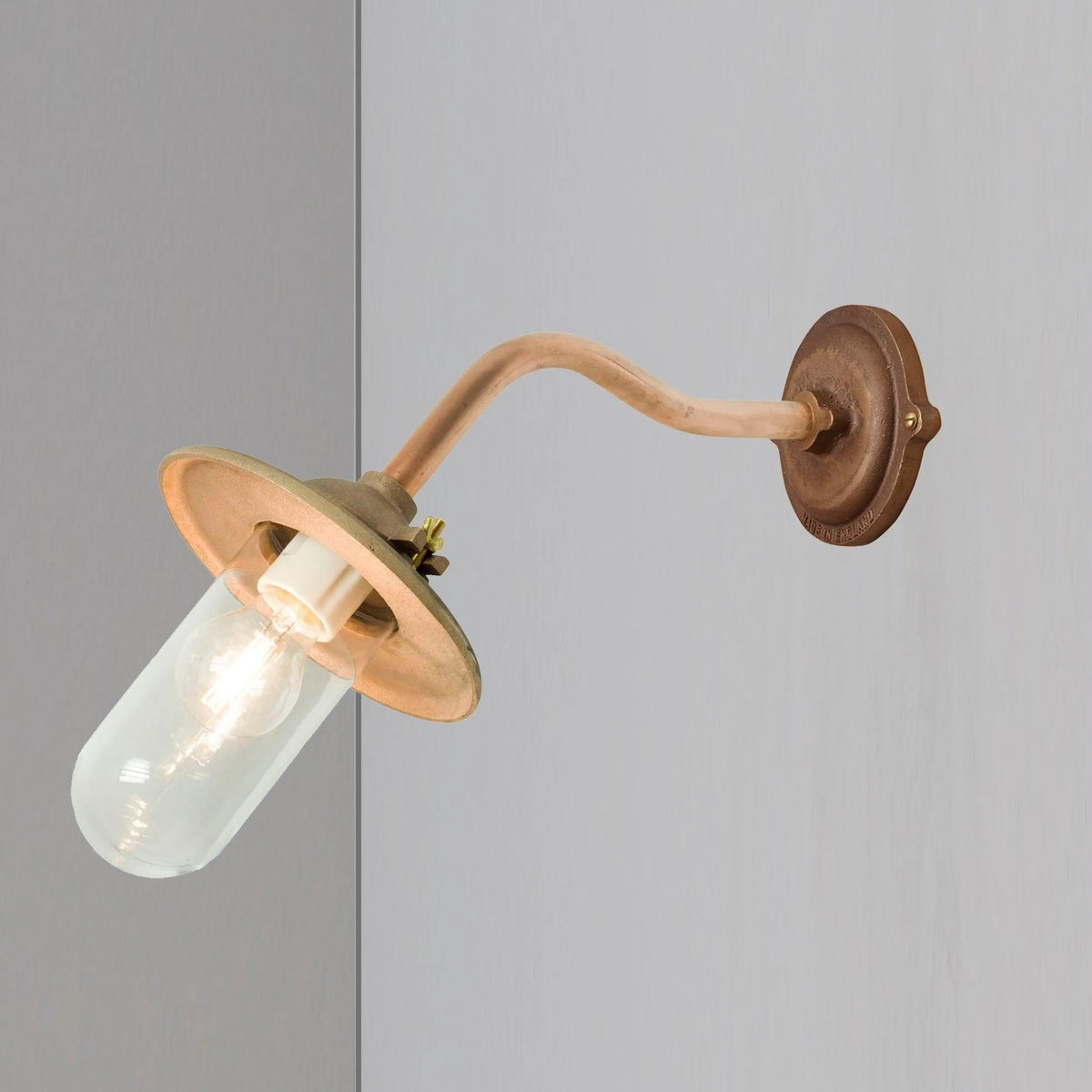 Davey Lighting - Exterior Bracket Light, Canted, Round 7685 - US-DP7685/GM/060C/C | Montreal Lighting & Hardware